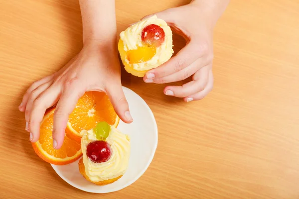 Ręce wziąć wyśmienity tort cookie i pomarańczowy — Zdjęcie stockowe