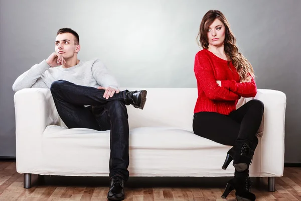 Jovem casal após briga sentado no sofá — Fotografia de Stock