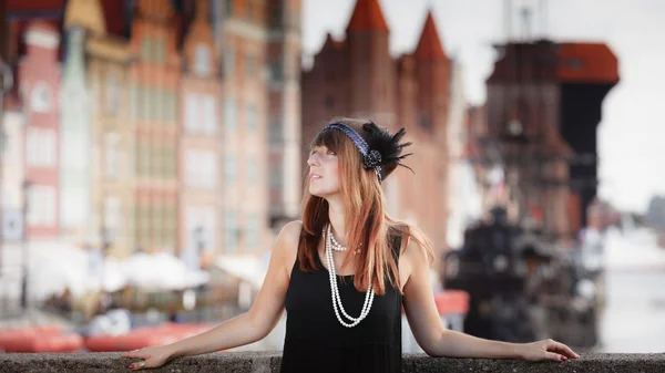 Flapper girl woman in1920s style standing on the street — Stock Photo, Image