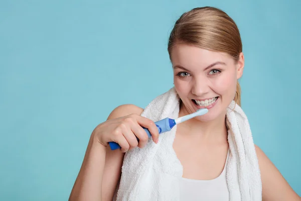 Girl cleaning  teeth. — Stok fotoğraf