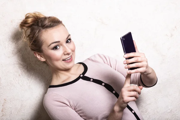 Businesswoman texting reading sms on smartphone — Stock Photo, Image