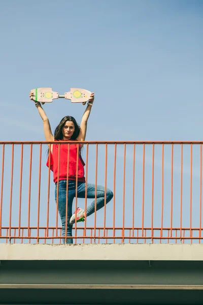 Menina de skate urbano com skate . — Fotografia de Stock