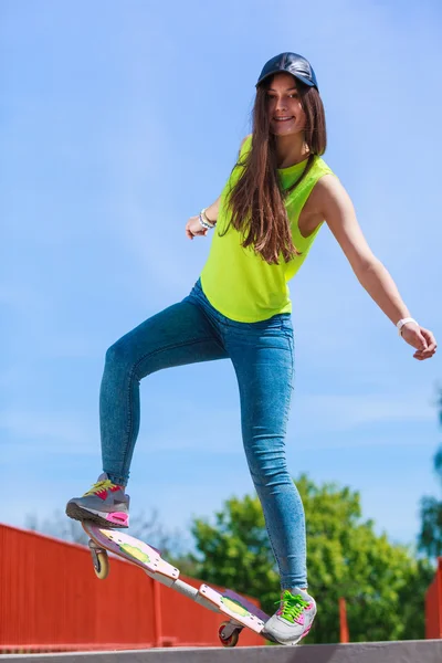 ティーン女の子スケーター乗馬スケートボード上の通り. — ストック写真