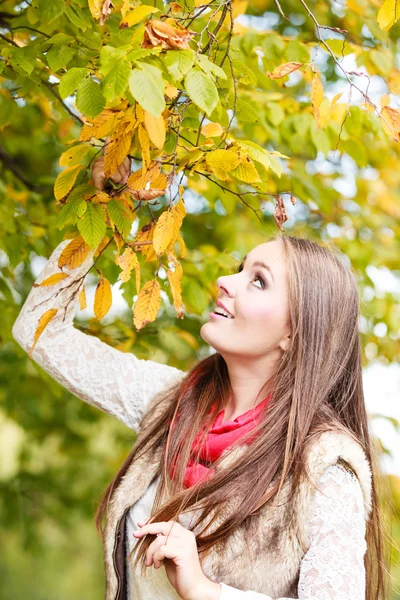 Vrouw mode meisje ontspannen wandelen in herfst park — Stockfoto