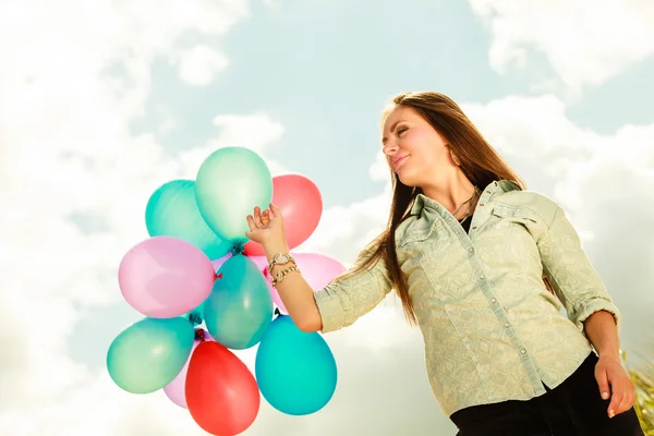 Chica sosteniendo globos cielo fondo —  Fotos de Stock