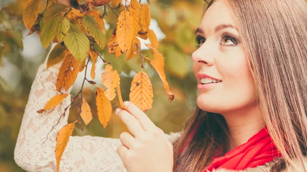 Damenmode Mädchen entspannen beim Spazierengehen im herbstlichen Park — Stockfoto