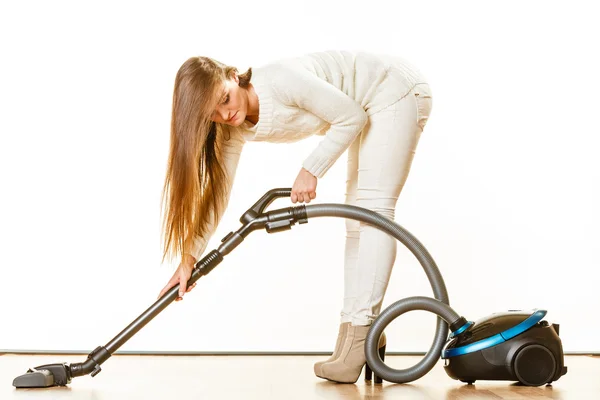 Wanita dengan vacuum cleaner . — Stok Foto