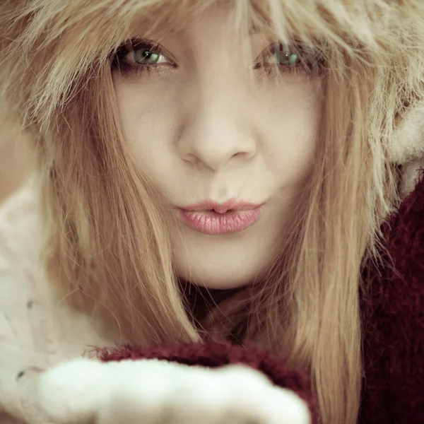 Mujer en invierno ropa piel gorra al aire libre — Foto de Stock