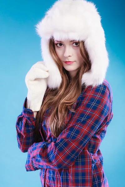 Jeune femme en bonnet de fourrure d'hiver — Photo