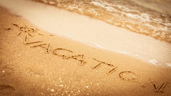 Ordet semester skrivet i sanden på en strand — Stockfoto