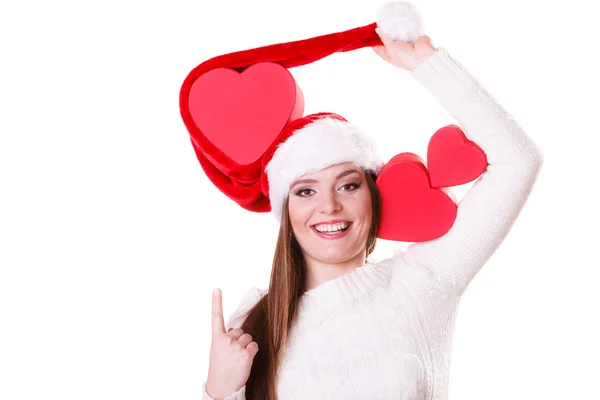 Menina feliz em santa chapéu caixa em forma de coração — Fotografia de Stock