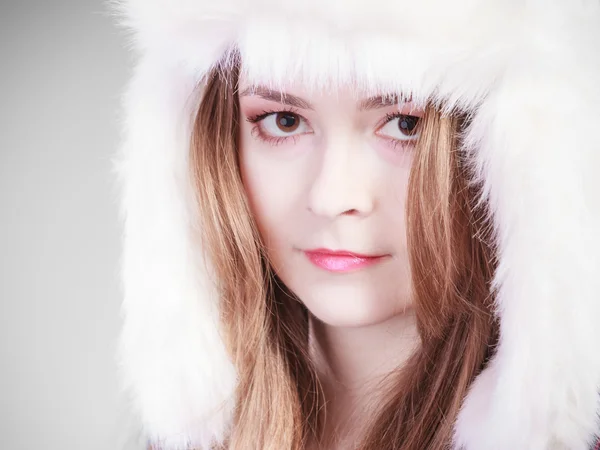 Mujer joven en ropa de invierno gorra de piel —  Fotos de Stock