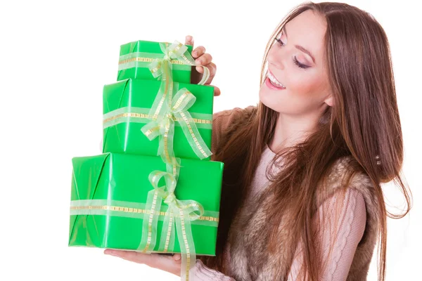 Mujer de moda bonita con cajas de regalos. Cumpleaños. . — Foto de Stock