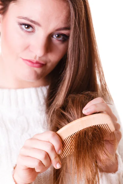 Γυναίκα κτένισμα και τραβά τα μαλλιά. — Φωτογραφία Αρχείου