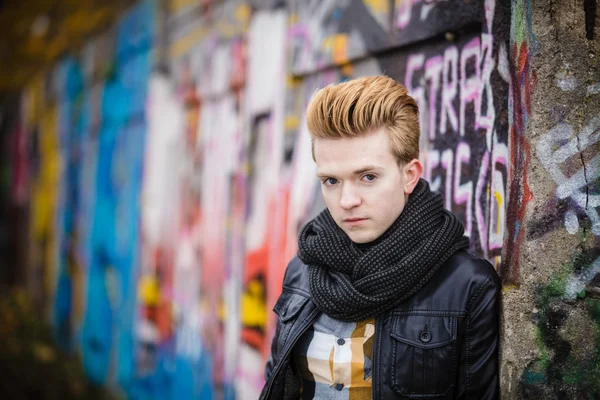 Fashion mannelijk portret op graffiti muur — Stockfoto