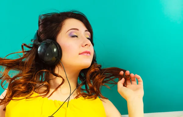 Chica en grandes auriculares escuchando música mp3 relajante —  Fotos de Stock