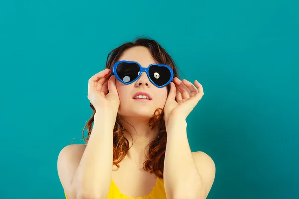 Menina em óculos de sol azul retrato — Fotografia de Stock