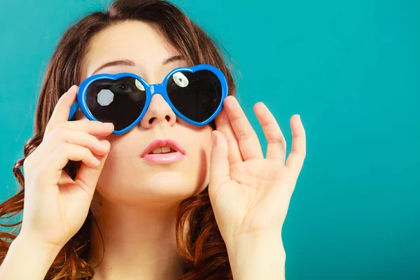 Flicka i blå solglasögon porträtt — Stockfoto