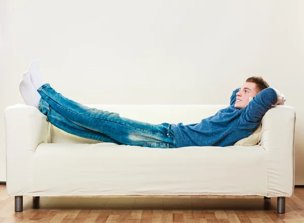 Giovane uomo rilassante sul divano — Foto Stock