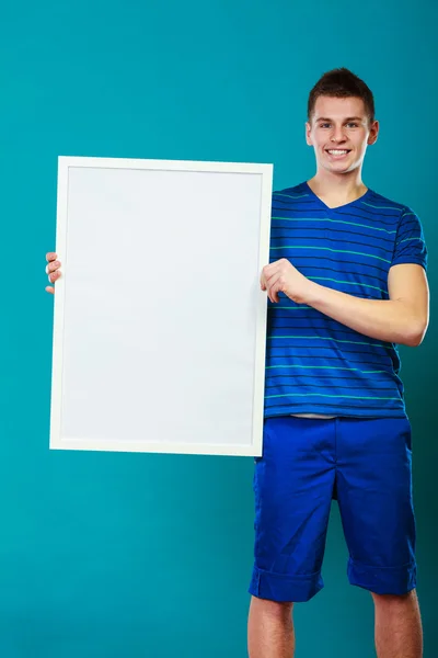 Mężczyzna trzyma pusta Prezentacja planszy na niebiesko — Zdjęcie stockowe
