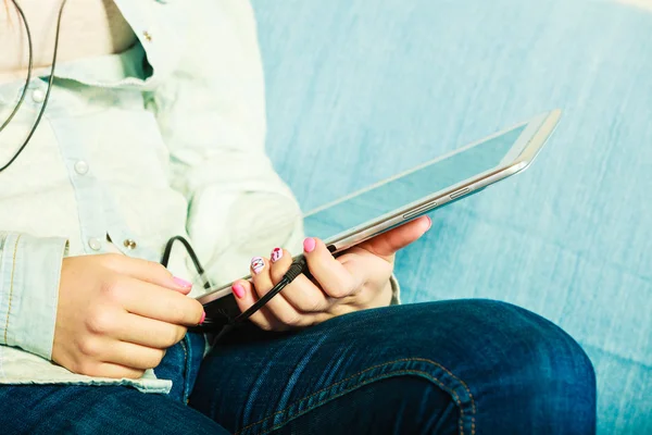 Human browsing internet on pc tablet. — Stok fotoğraf