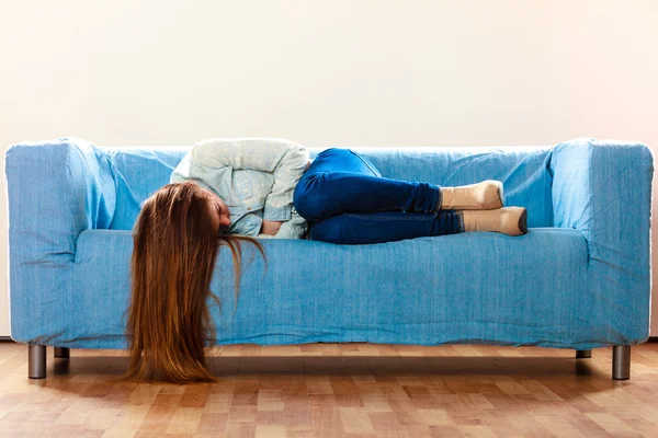 Traurige Frau liegt auf Couch — Stockfoto