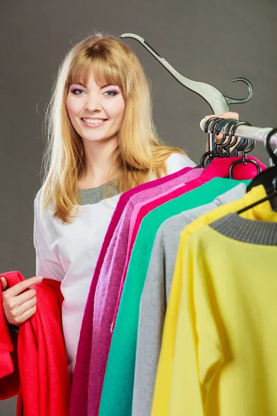 Mujer eligiendo ropa . —  Fotos de Stock