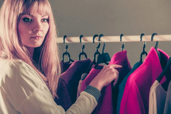 Chica bonita viendo ropa nueva . —  Fotos de Stock