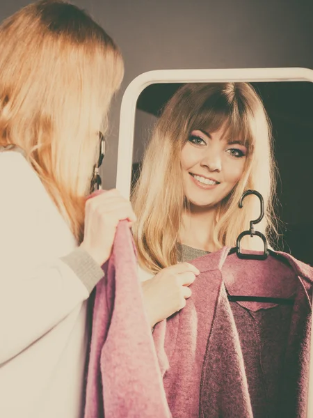 Bella ragazza guardando nello specchio . — Foto Stock