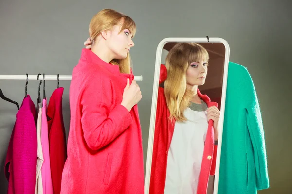 Chica bonita mirando en el espejo . —  Fotos de Stock