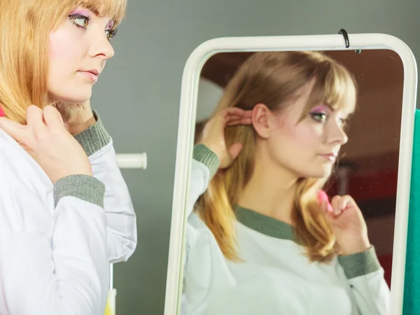 Söt flicka tittar in i spegeln. — Stockfoto