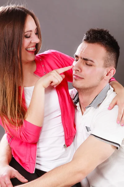 Pareja feliz divirtiéndose y tonteando . — Foto de Stock