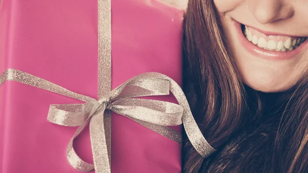 Persona humana con regalo de caja rosa. Vacaciones de Navidad — Foto de Stock
