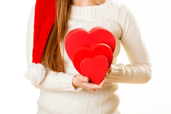 Chica sosteniendo corazones rojos — Foto de Stock