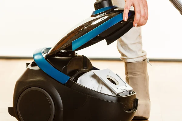 Woman opening vacuum cleaner. — Stock Photo, Image