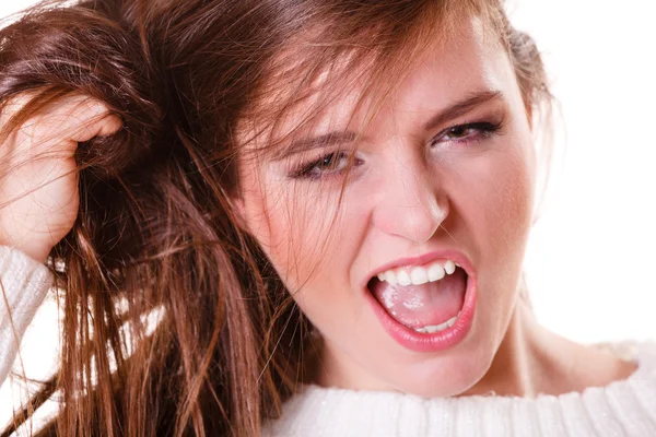 Frau kämmt und zieht an den Haaren. — Stockfoto