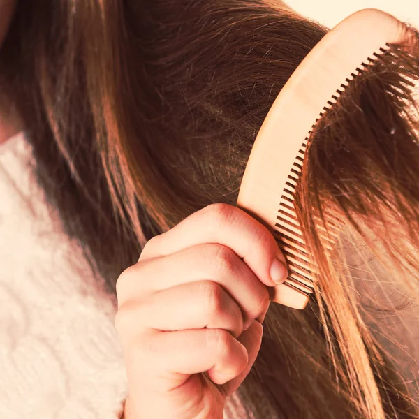 Combing and pulls hair. — Stockfoto