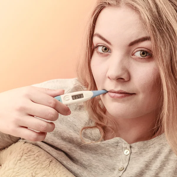 Chory chory kobieta z cyfrowy termometr w usta. — Zdjęcie stockowe