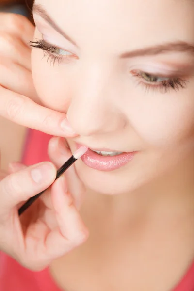 Attraktive Frau, die Lippenstift aufträgt. Nachholen. — Stockfoto