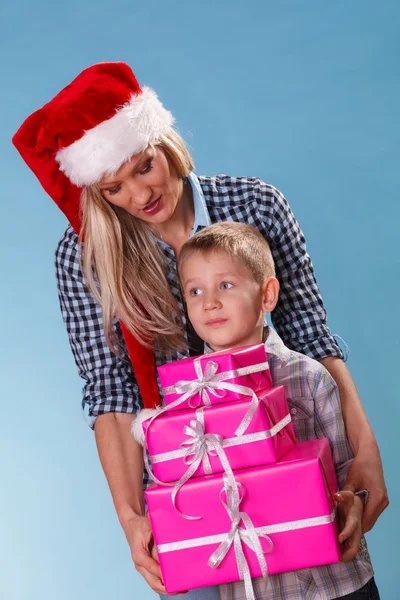 Mutter und Sohn mit Geschenkschachteln — Stockfoto