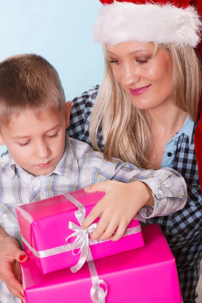 Madre e hijo con cajas de regalo —  Fotos de Stock