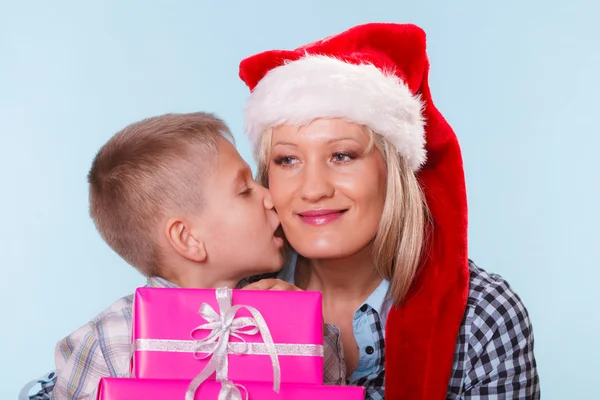 Madre e hijo con regalos —  Fotos de Stock