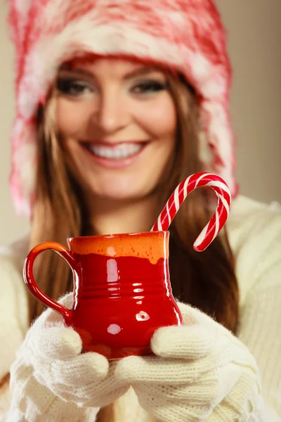 Weihnachtsmädchen mit Becher und Stock. — Stockfoto