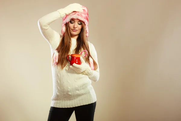 Frau schaut auf Weihnachtsbecher — Stockfoto