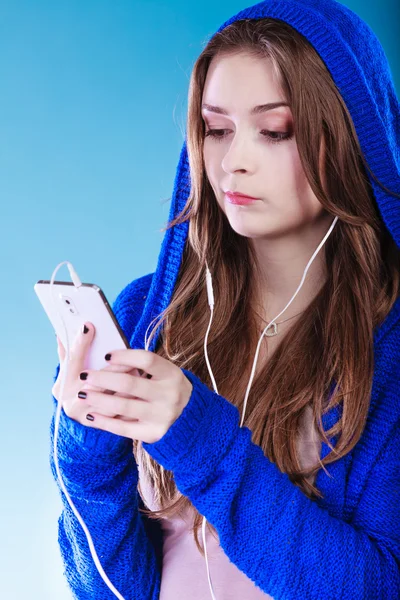 Young woman with smart phone listening music — Stock Photo, Image