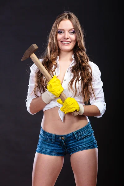 Sexig lockande kvinna anläggning hammare. Feminism. — Stockfoto