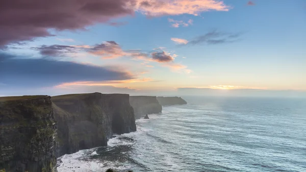 Falésias de Moher ao pôr do sol em Co. Clare Irlanda — Fotografia de Stock
