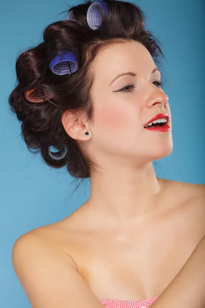 Flicka med papiljotter i håret, kvinna som förbereder sig för att festa. — Stockfoto