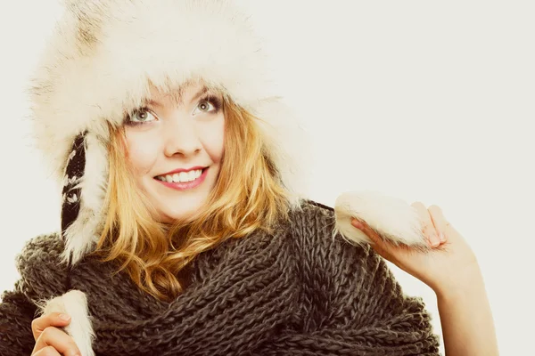 Kış modası. Mutlu genç kadın kürk şapka. — Stok fotoğraf