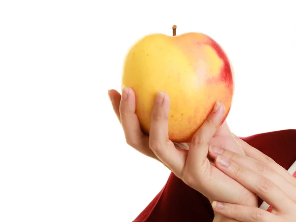 Mão feminina oferecendo maçã fruta saudável — Fotografia de Stock
